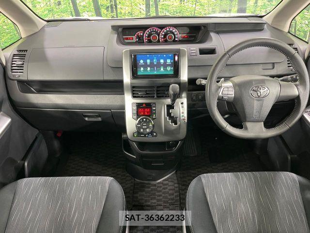 Toyota VOXY 2012-07 8210757-1