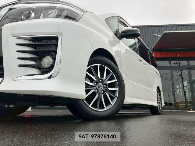 Toyota VOXY 2014-08 8232201-13