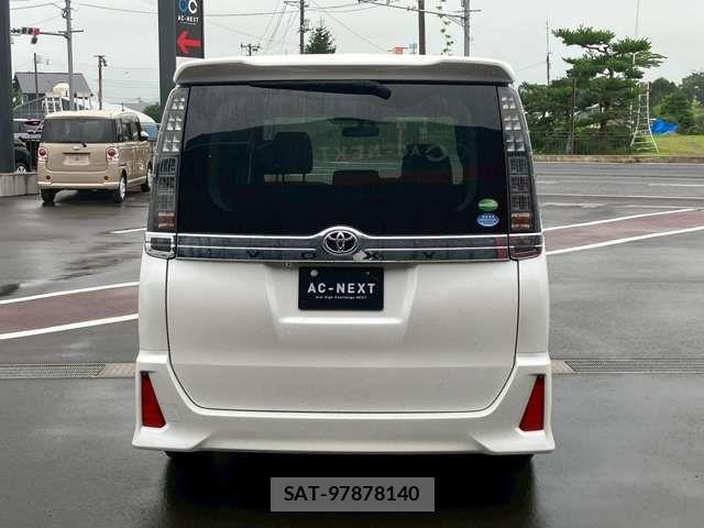Toyota VOXY 2014-08 8232201-16