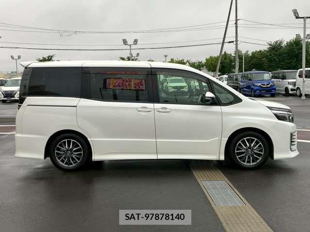 Toyota VOXY 2014-08 8232201-18