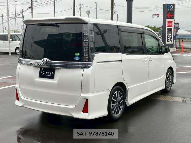 Toyota VOXY 2014-08 8232201-19