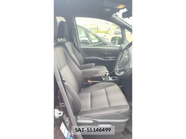 Toyota VOXY 2019-03 8232204-11
