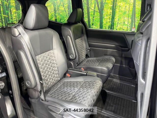 Toyota VOXY 2022-04 8246995-10