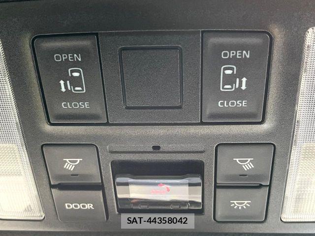 Toyota VOXY 2022-04 8246995-3