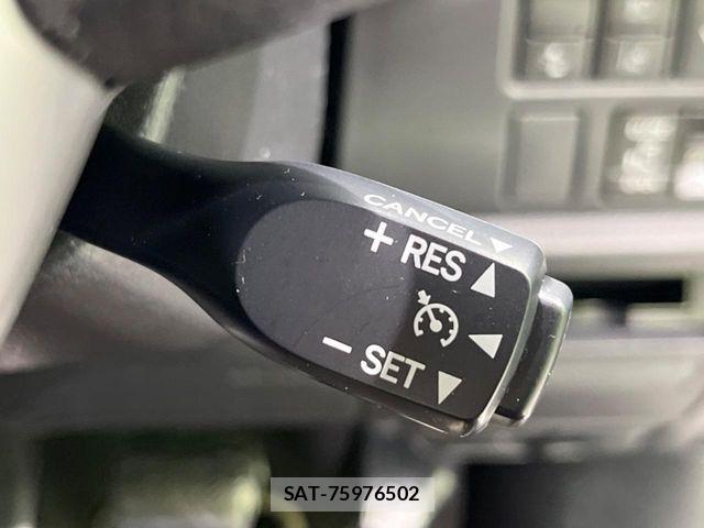 Toyota VOXY 2021-11 8317750-6