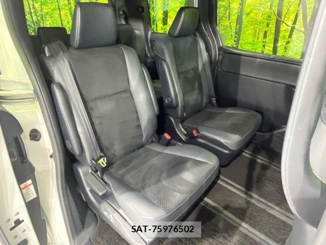 Toyota VOXY 2021-11 8317750-8