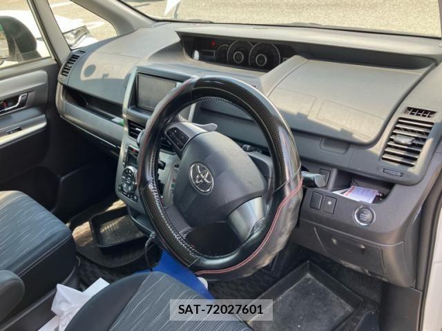 Toyota VOXY 2012-01 8317757-15