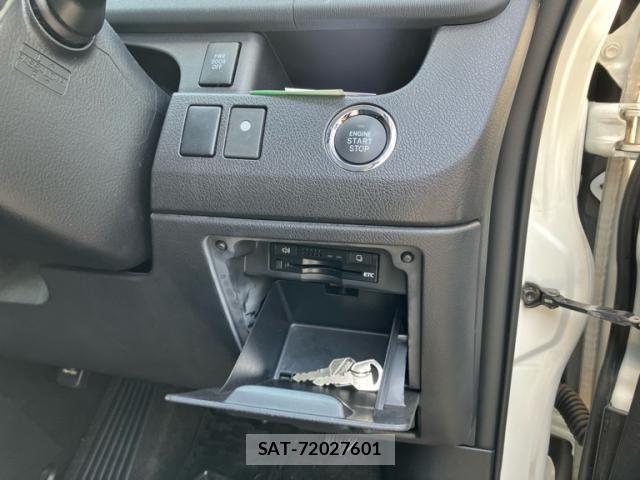 Toyota VOXY 2012-01 8317757-18
