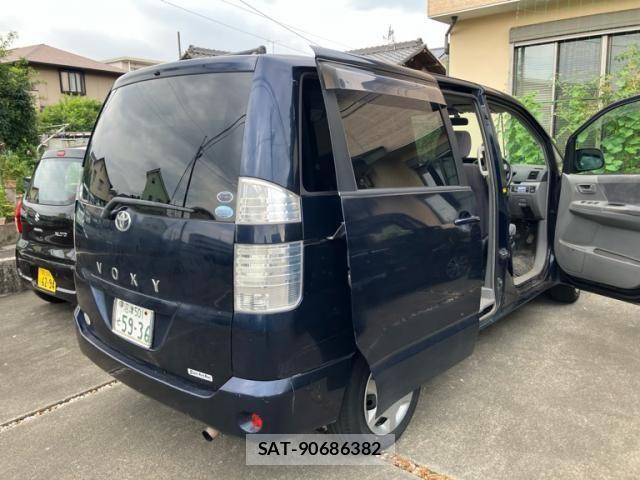 Toyota VOXY 2005-12 8317761-2