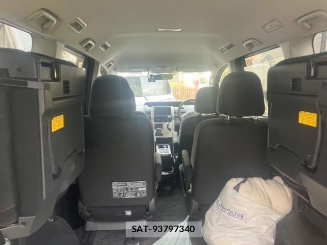 Toyota VOXY 2013-09 8317758-12