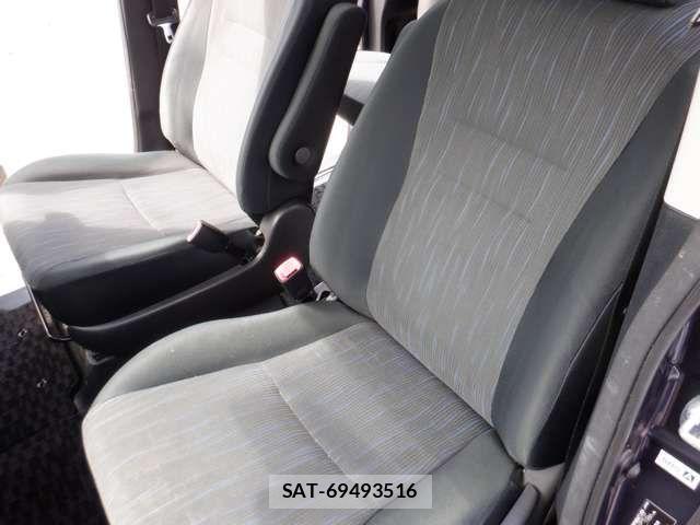 Toyota VOXY 2011-07 8338284-9