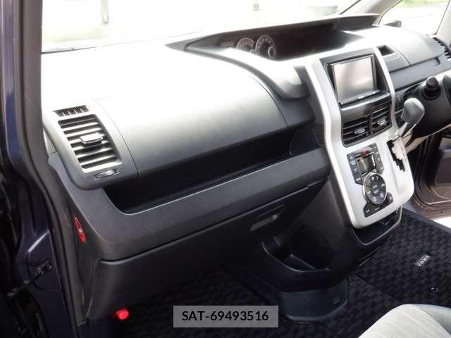 Toyota VOXY 2011-07 8338284-17