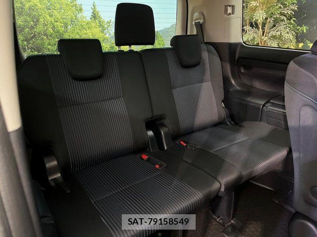 Toyota VOXY 2015-04 8338282-9