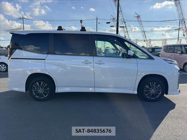 Toyota VOXY 2023-11 8355814-11