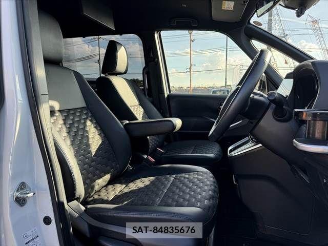 Toyota VOXY 2023-11 8355814-15