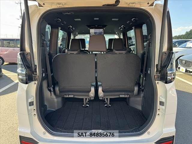Toyota VOXY 2023-11 8355814-18