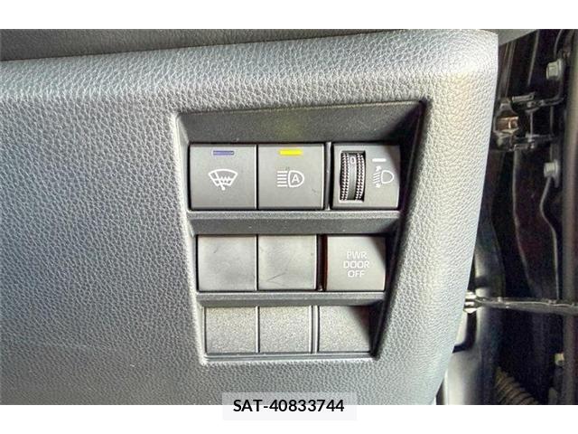 Toyota VOXY 2024-06 8355813-15