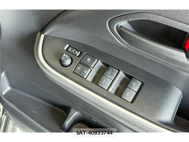 Toyota VOXY 2024-06 8355813-17