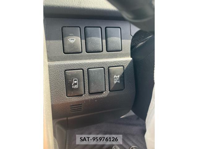 Toyota VOXY 2011-09 8369499-16