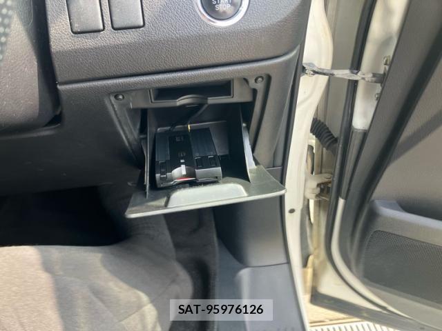 Toyota VOXY 2011-09 8369499-17