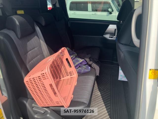 Toyota VOXY 2011-09 8369499-23
