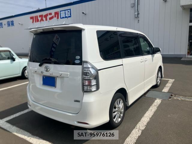 Toyota VOXY 2011-09 8369499-4