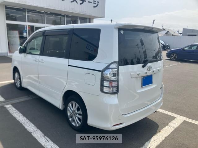 Toyota VOXY 2011-09 8369499-5