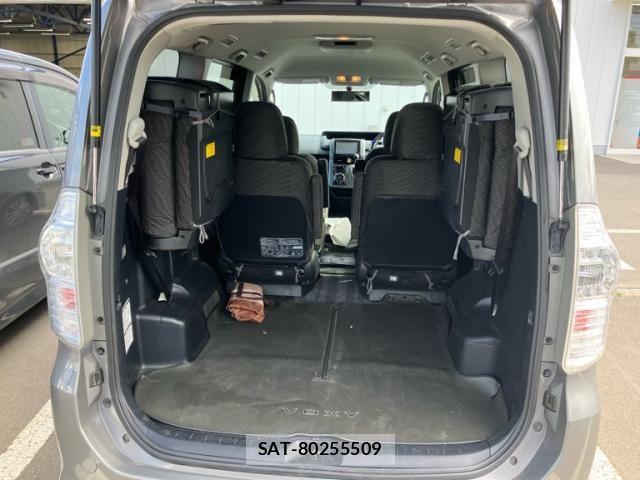 Toyota VOXY 2013-03 8369498-16
