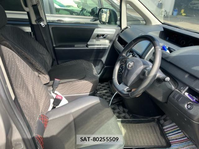 Toyota VOXY 2013-03 8369498-18