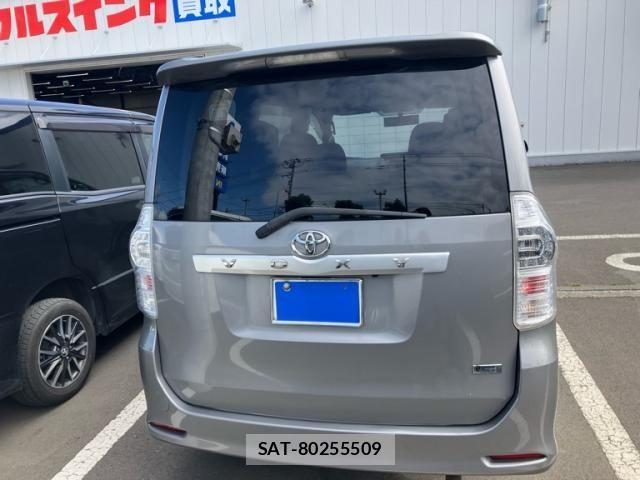 Toyota VOXY 2013-03 8369498-1