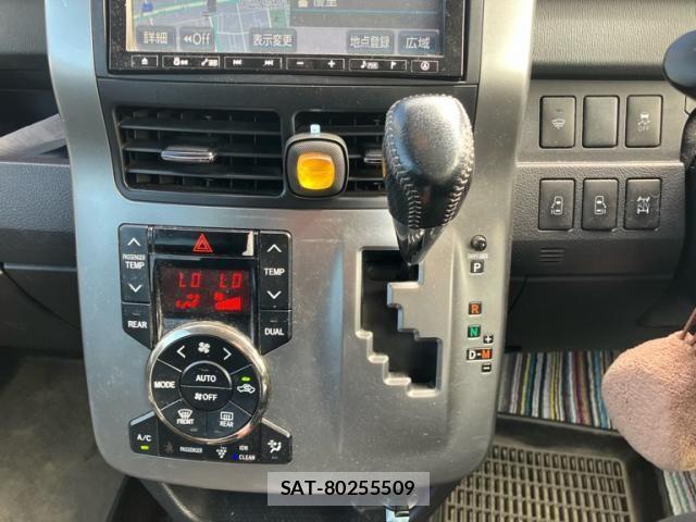 Toyota VOXY 2013-03 8369498-25