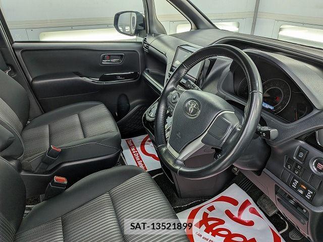 Toyota VOXY 2018-07 8369495-1