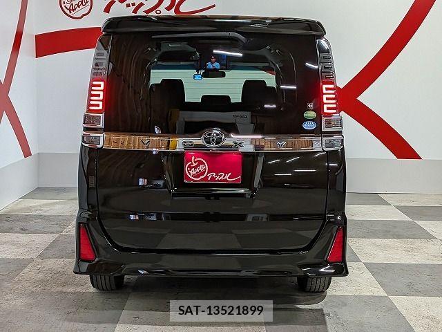 Toyota VOXY 2018-07 8369495-2
