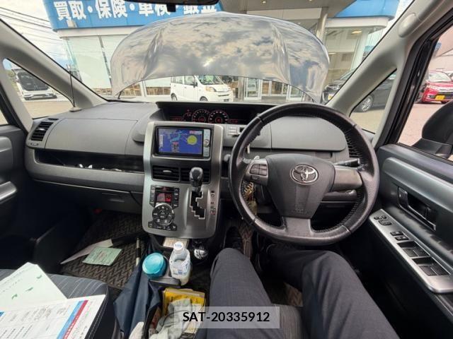Toyota VOXY 2012-01 8372308-17