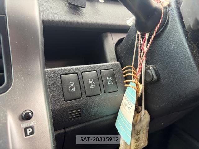 Toyota VOXY 2012-01 8372308-23