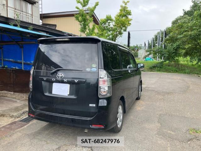 Toyota VOXY 2007-08 8372309-1