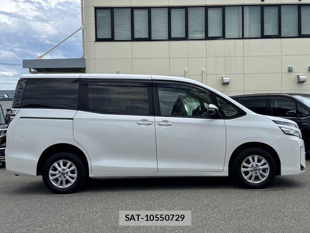 Toyota VOXY 2017-11 8415560-4