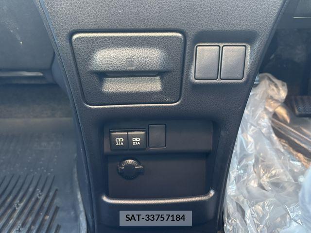 Toyota VOXY 2017-12 8415551-9