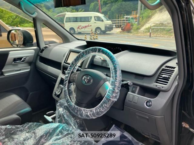 Toyota VOXY 2009-10 8438998-15