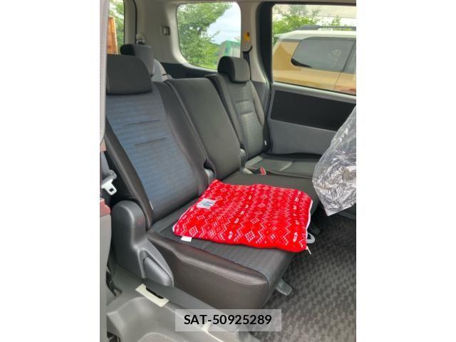 Toyota VOXY 2009-10 8438998-17