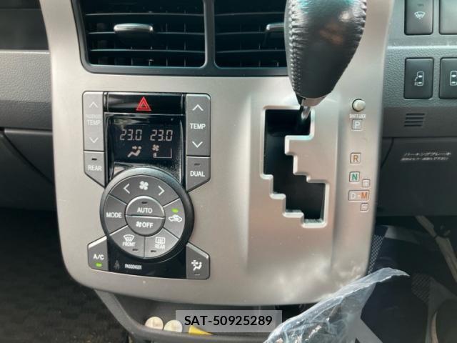 Toyota VOXY 2009-10 8438998-23
