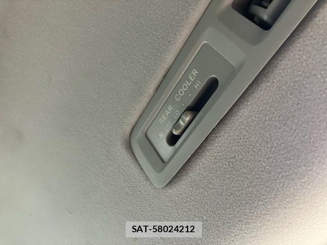 Toyota VOXY 2007-11 8438999-18