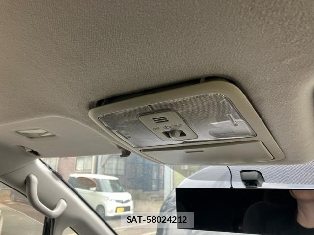 Toyota VOXY 2007-11 8438999-27