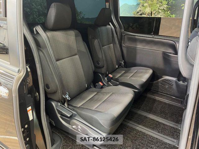 Toyota VOXY 2019-04 8458663-10