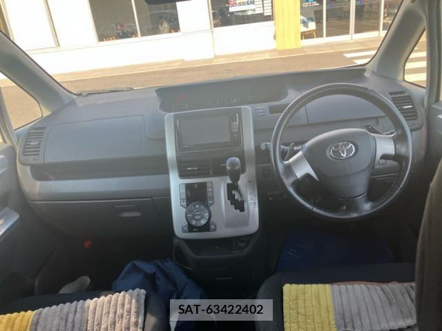 Toyota VOXY 2008-10 8458667-11