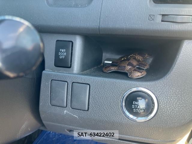 Toyota VOXY 2008-10 8458667-14