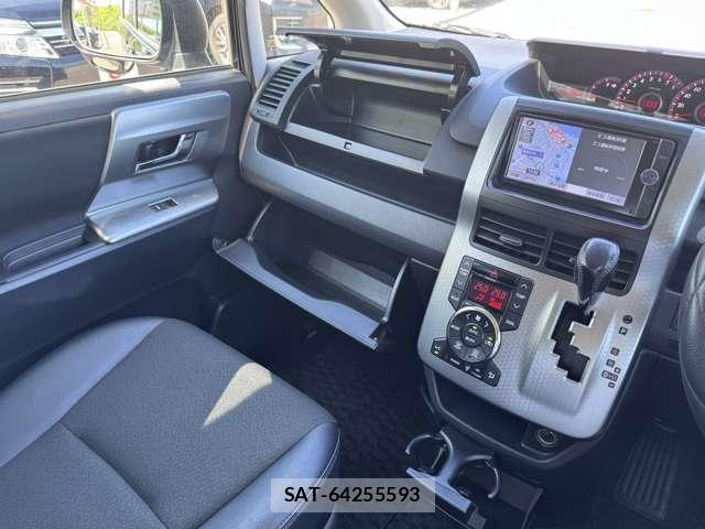 Toyota VOXY 2013-11 8486205-9