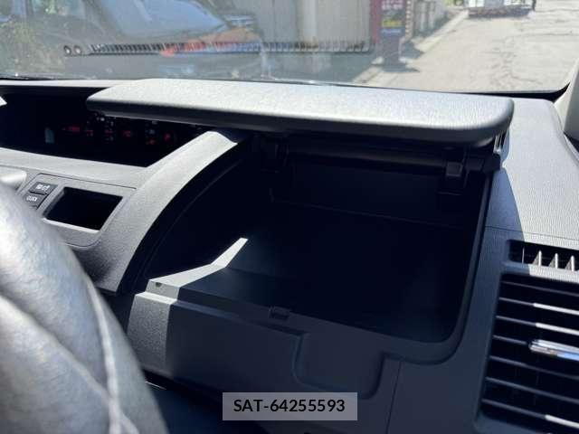 Toyota VOXY 2013-11 8486205-18