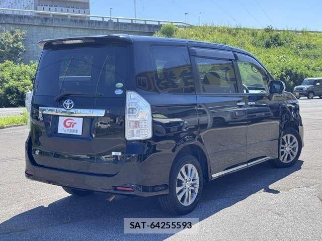 Toyota VOXY 2013-11 8486205-1