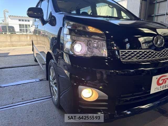 Toyota VOXY 2013-11 8486205-27